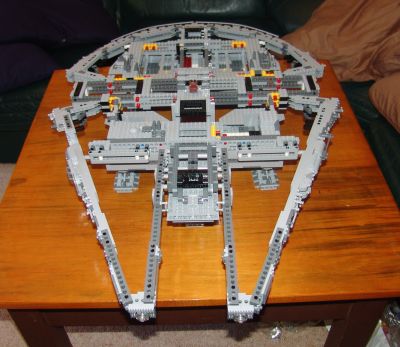 Lego Millenium Falcon 10179 - the outline is defined
