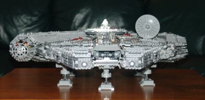 Lego Millenium Falcon 10179 - front view